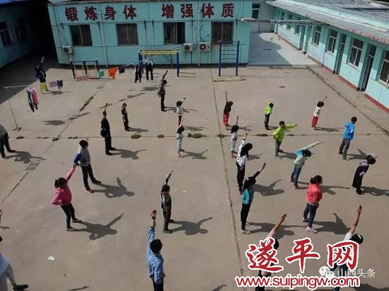 课间操时间,娃娃们正在做广播体操。