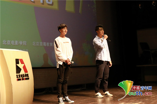 《坠机》作品制品人王涛(右)和主演张佑汐(左)与现场观众讲述了拍摄背后的故事