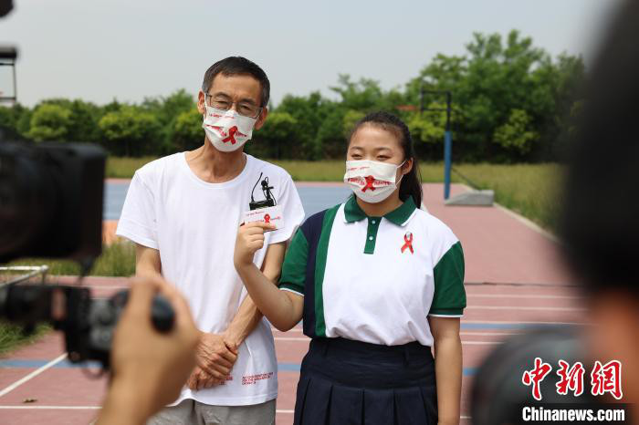 5月26日,临汾红丝带学校校长郭小平与该校学生进行视频直播,向外界介绍学校情况。 临汾红丝带学校供图